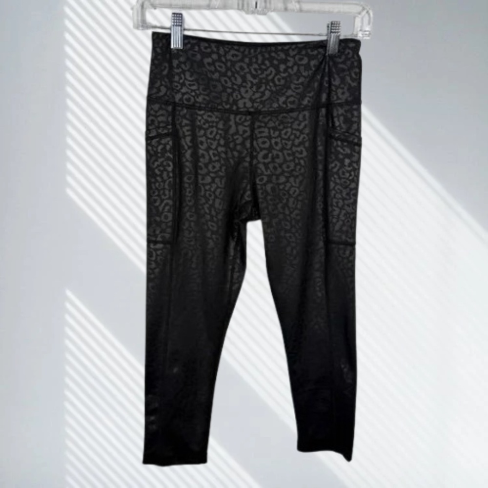 CVG Constantly Varied Gear Black Leopard Cheetah Capri Leggings Women's Small